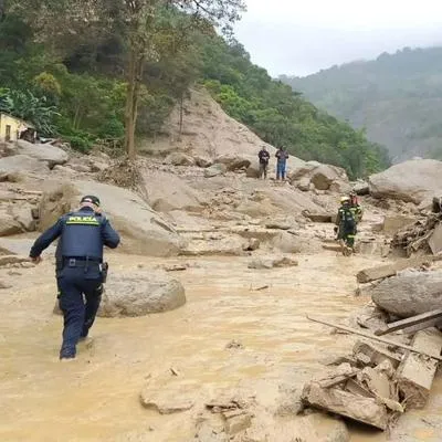 Organismos de socorro y Policía atendiendo avalancha en Quetame, donde comandante de la institución perdió a su familia