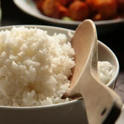 Cómo hacer arroz y que no se pegue o no quede mazacotudo. Le damos el truco de la abuela 