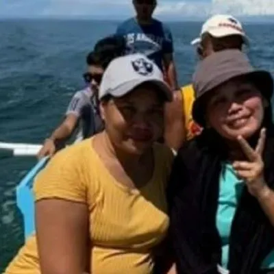 Una mujer a bordo de una bote perdió su celular a causa de un pez que inesperadamente salió del agua y se lo llevó, mientras ella estaba distraída. 