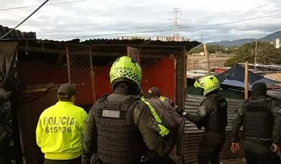 Policías haciendo allanamientos en Ibagué.