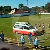 La ambulancia estuvo varada por varios minutos en el terreno de juego. 