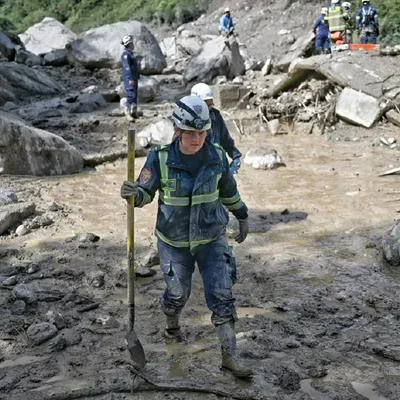 Equipos de emergencia atendiendo la avalancha ocurrida en Quetame, Cundinamarca. El Ideam habría dado entender que sí se podía prevenir