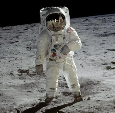 Revelaron el motivo por el que el astronauta Buzz Aldrin, segundo ser humano en pisar la luna en la misión Apolo 11, usa tres relojes.