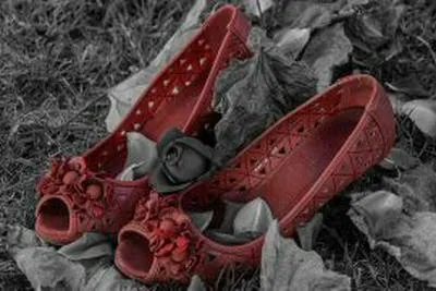 Zapatos rojos. En relación con muerte de mujeres en Cali.