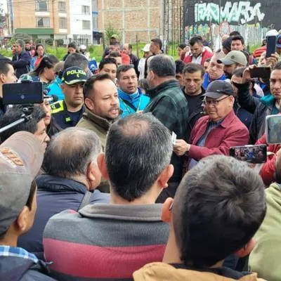 Bloqueos en Zipaquirá por parte de transportadores que se quejan de los altos cobros de las multas y no hay paso hacia Bogotá y Cajicá. 