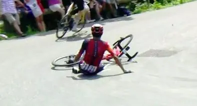 Caída de Egan Bernal en etapa 17 de Tour de Francia; el colombiano continuó