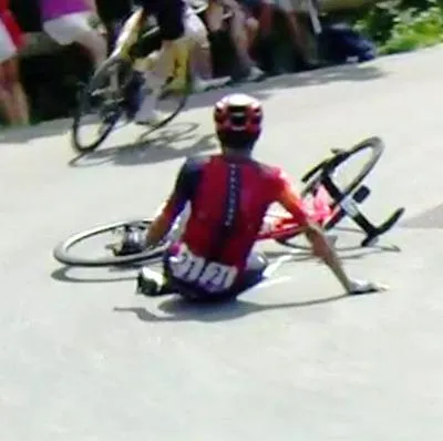 Caída de Egan Bernal en etapa 17 de Tour de Francia; el colombiano continuó