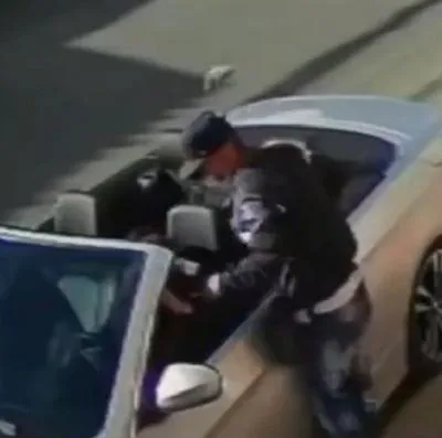 Joven en convertible fue robado por hombres armados en Modelia.