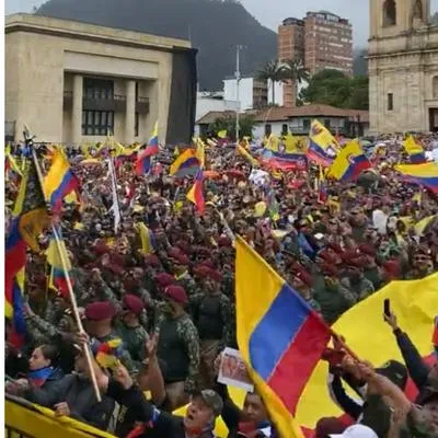 Protestas en Bogotá hoy: militares retirados y sus familias se manifestaron en la Plaza de Bolívar.