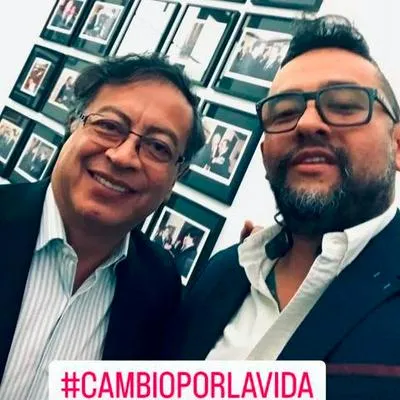 Gustavo Petro con Esteban Zabala Ramírez, quien mintió en hoja de vida para estar en cargo del Ministerio de Cultura