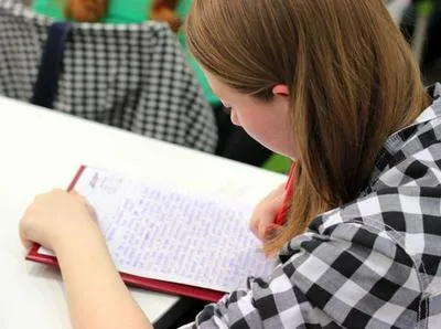 Mujer estudiando. En relación con becas en Bogotá,