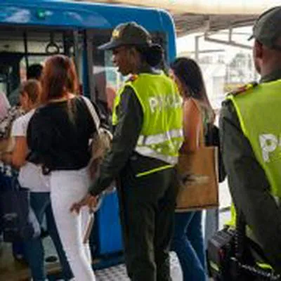 Policía y Metrocali firmaron un convenio para contar con más uniformados en las estaciones del MIO y combatir a los colados.