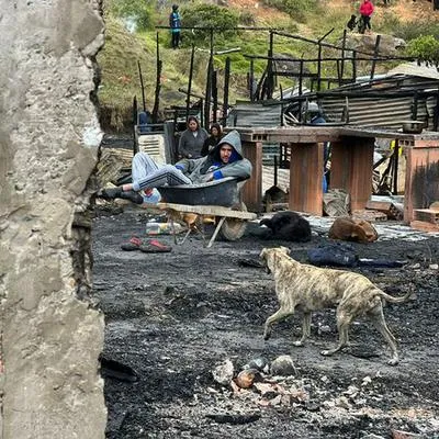 Ciudad Bolívar: 24 Incendio en Ciudad Bolívar, Bogotá, destrozó 23 casas y dejó en la calle a 23 familias de la invasión La Marranera.