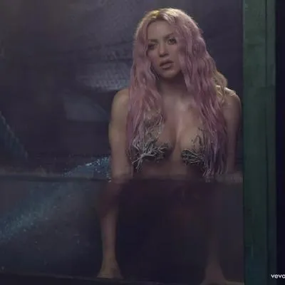 Shakira, en el video de su canción 'Copa vacía'.