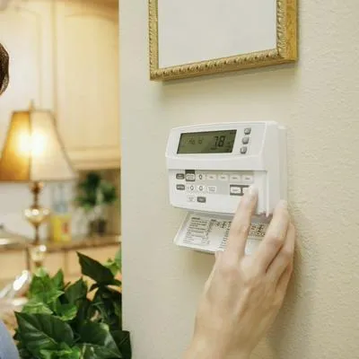 Expertos revelaron a qué temperatura se debe dejar el aire acondicionado para ahorrar luz y que no gaste de más.