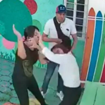 Momento en el que dos padres en México atacan a la profesora de su hijo. Aseguran que la maestra lo maltrataba