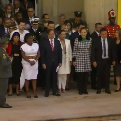 El presidente Gustavo Petro caminó sin alfombra roja desde la Casa de Nariño al Congreso para su instalación. 