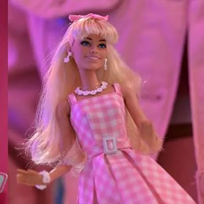 Hombre de 58 habló sobre su colección de muñecas de Barbie, que serían alrededor de 1.800 de estas. Acá, su historia.