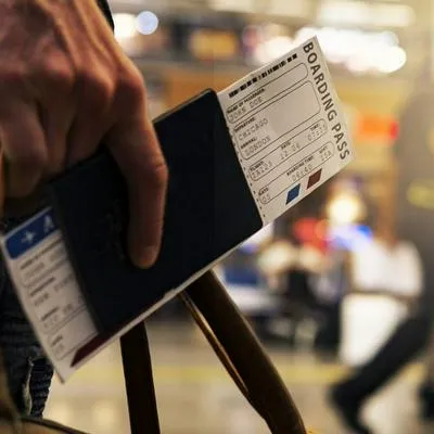 Un estudio de Booking.com delató qué es lo que más hacen y en qué más gastan los viajeros en un aeropuerto antes de tomar su vuelo.