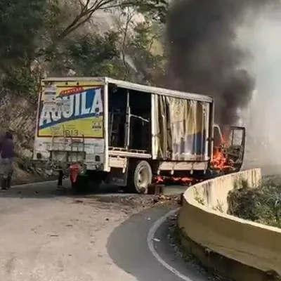Camión de cerveza fue atacado con explosivos y robado por personas en Cesar