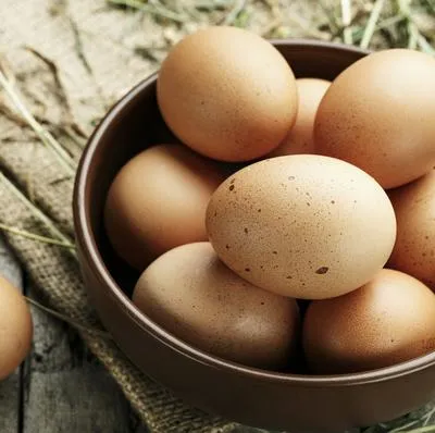Huevos: razones por las cuales no debe guardarlos en la nevera