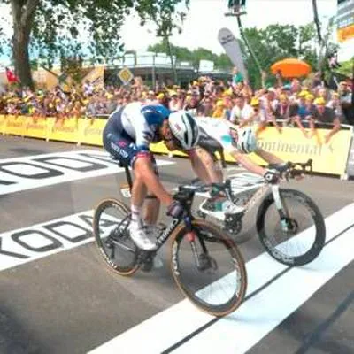 Colombianos en el Tour de Francia no levantan cabeza y llegaron más de 10 minutos después del ganado de la etapa 19.