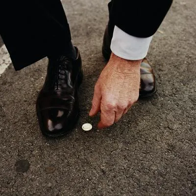Revelaron si es bueno o malo encontrar dinero en la calle y si se lo debería quedar. Vea qué significa y un ritual para limpiar las malas energías.