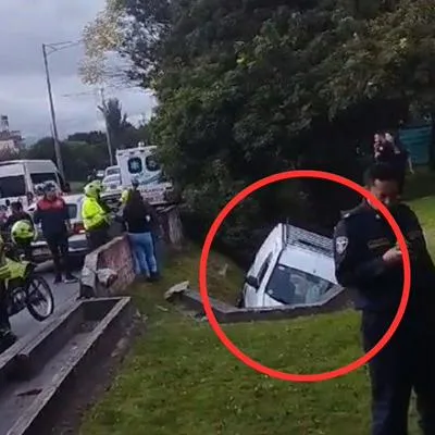 En Bogotá hoy se registró un grave accidente de tránsito en la Autopista Norte con calle 140 y carro terminó volcado.
