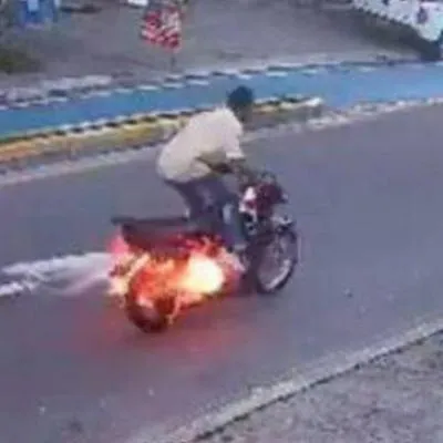 Momento en el que ladrón en Bucaramanga trata de huir en la moto que unas personas le incendiaron