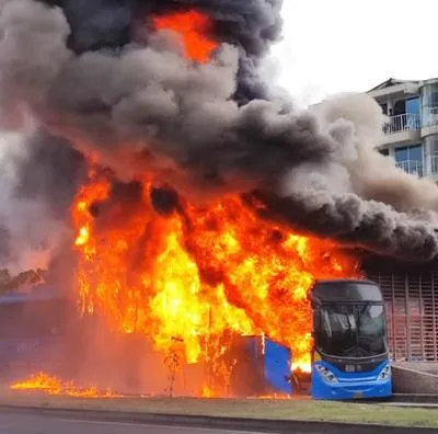 Foto de Bus del MIO se incendió en plena calle de Cali, por fallos mecánicos