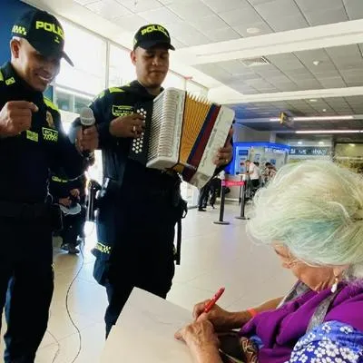 Policía atrapa corazones de turistas en aeropuerto de Santa Marta, a punta de buen vallenato.