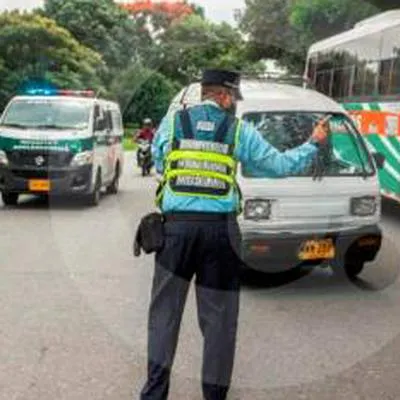 Una nueva agresión a un agente de tránsito se presentó en Medellín, este sábado. Dos sujetos en moto le propinaron una fuerte golpiza.