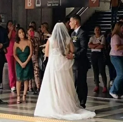Pareja se casó y celebró las 'rieles del amor' en el Metro de Medellín.