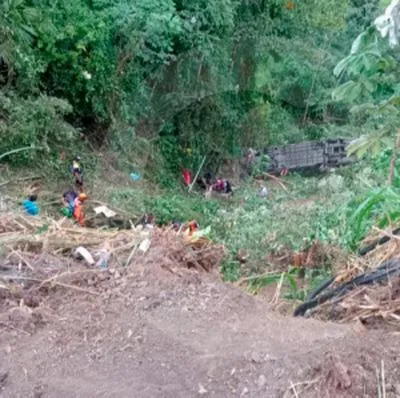 Equipos de socorro atendiendo el accidente de un bus ocurrido en El Playón, Santander. Se reportan 11 fallecidos