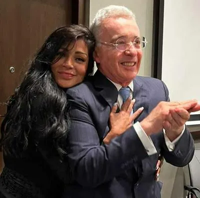 La cantante colombiana Marbelle despertó su 'amor sincero' hacia Uribe con foto dándole un pico y un emotivo mensaje en el que le demostró su cariño. 