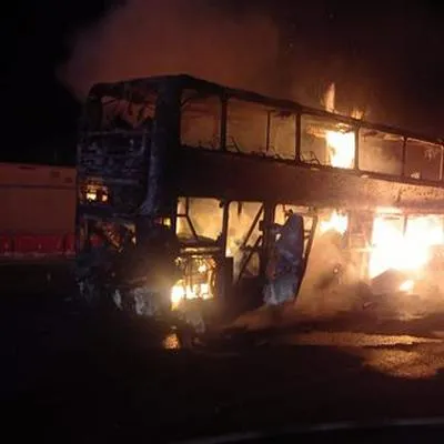 Incendio en vía Bogotá-Cali de bus que se quemó en Girardot. No hubo muertes