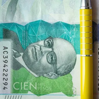 Billetes de 50.000 y 100.000 pesos en Colombia tienen buena seguridad para que no los falsifiquen.