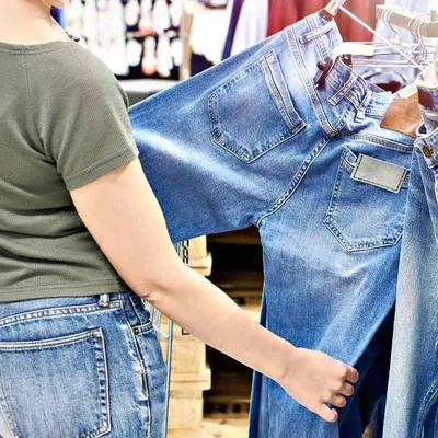 Foto de persona con jeans, en nota de que el centro comercial Gran San, en Bogotá, se abrió cómo nació y quién es su gerente