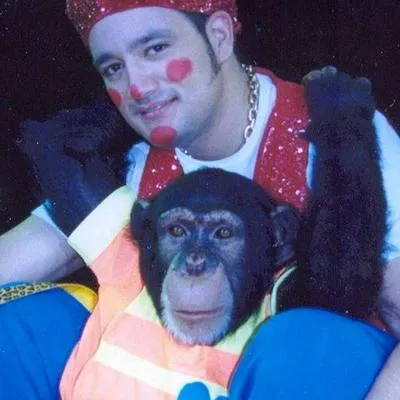 Foto de Raúl Gasca y Panchito, en nota de que un chimpancé en Pereira sacrificado era del cirquero, que tiró detalles del animal.