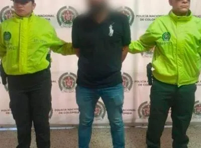 Hombre esposado. En relación con pastor que secuestró y golpeó a su ex.