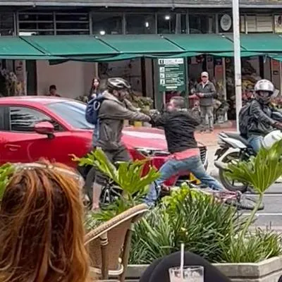 Nuevo caso de intolerancia en Bogotá: ciclista y conductor se agarraron a golpes en Parque El Virrey y video se viralizó.