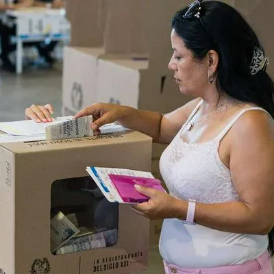 Foto de mujeres en votaciones, en nota de que en elecciones de Colombia, hay alerta por demora de aval a mujeres en partidos políticos
