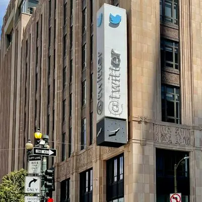 Desmontan pajarito de Twitter de la sede principal en San Francisco, Estados Unidos.