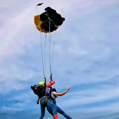 Paracaidismo: instructor muere por salto en Cundinamarca; iba con una mujer.