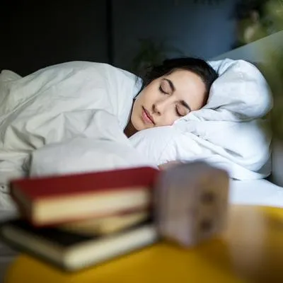 Dormir de lado derecho o izquierdo tiene beneficios importantes para la salud.