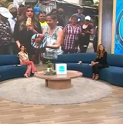 Foto de presentadores de 'Día a día', en nota de que en el matutino de Caracol hubo susto por perro agresivo en vivo.