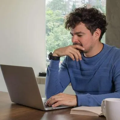 Foto de hombre frente a computador, en nota de que Colombia aparece en Guatemala como el de más inadmisiones en 2023: dan razones.