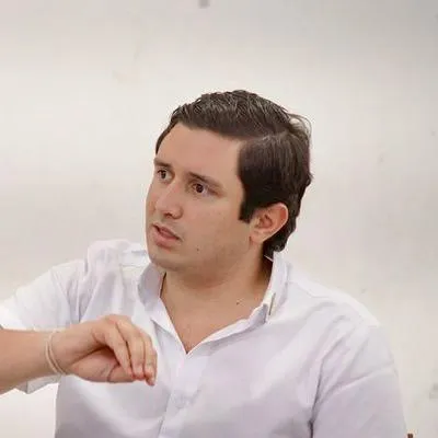 Hijo de Jorge 40, quien tiene una denuncia en el Consejo de Estado porque paramilitares amenazaban campesinos para que votaran por él.