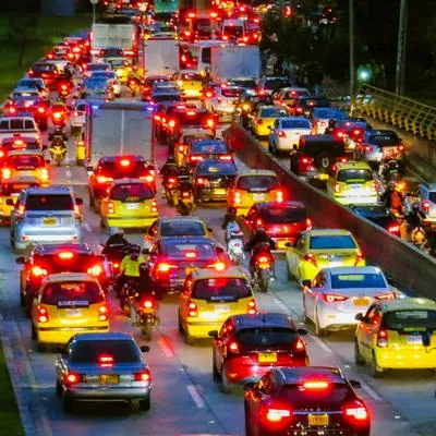 Carros en una calle de Colombia por los vehículos nuevos y usados más buscados en Colombia