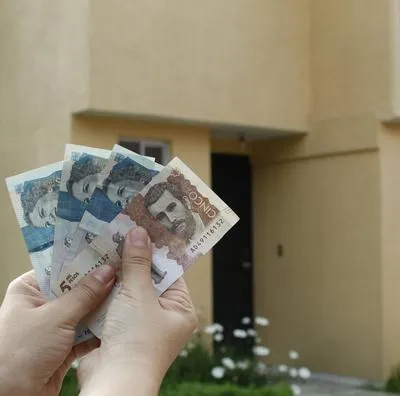 Dinero colombiano y una casa, por método de Dora que le ayudaría a pagar el arriendo